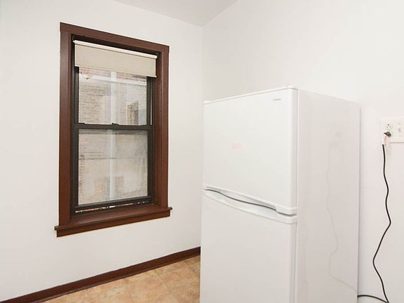5th image of 3300 W Schubert Ave APT 1B