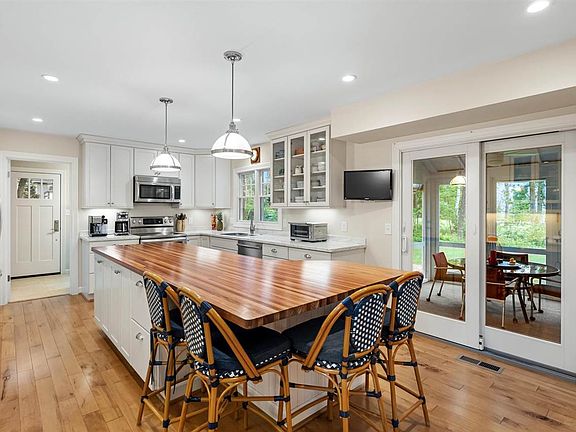 2nd image of 2431 Greenbriar