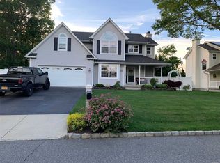 3 Rolling Hill Dr, Patchogue, NY 11772