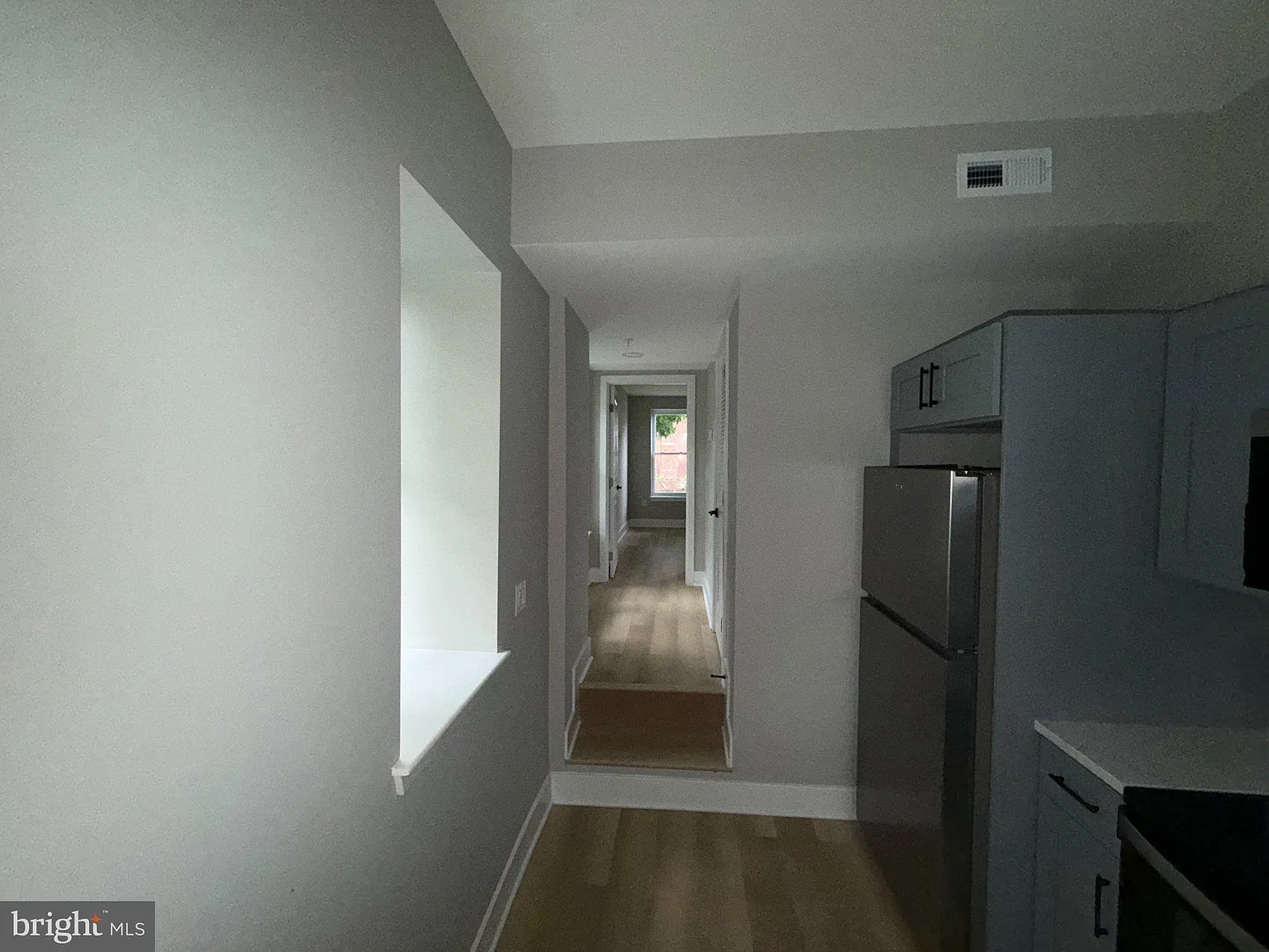 3 bed, 2.0 bath, 1300 sqft, $2,000 — Photo 2