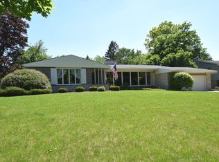 136 Fairway Ln, Wheaton, IL 60189