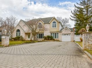 87 Eaton Ln, West Islip, NY 11795