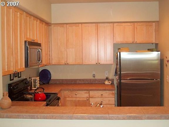 Kitchen w/ stainless steel aplliances and tons of counter space