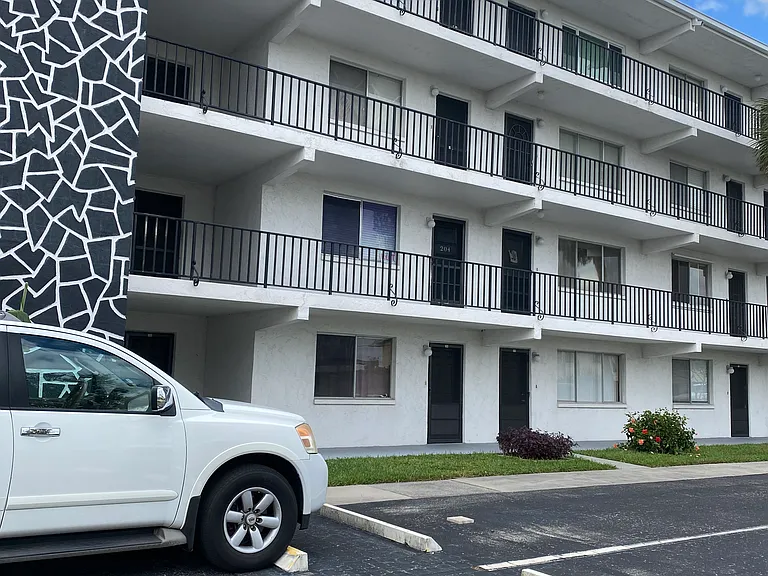 4906 Victoria Dr #204 — Photo 11
