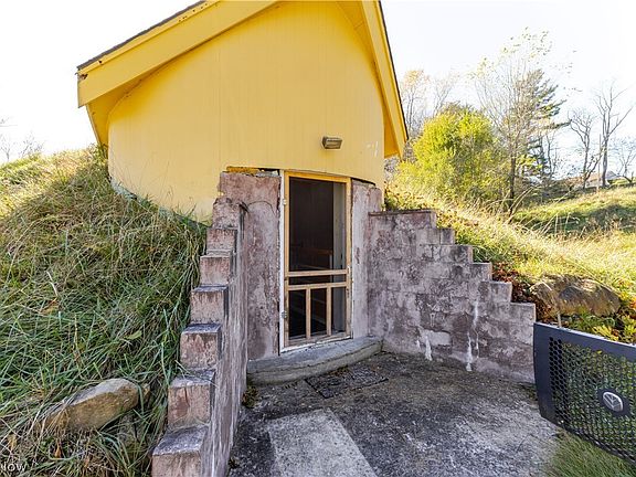 2nd image of 102 Mynster Ln