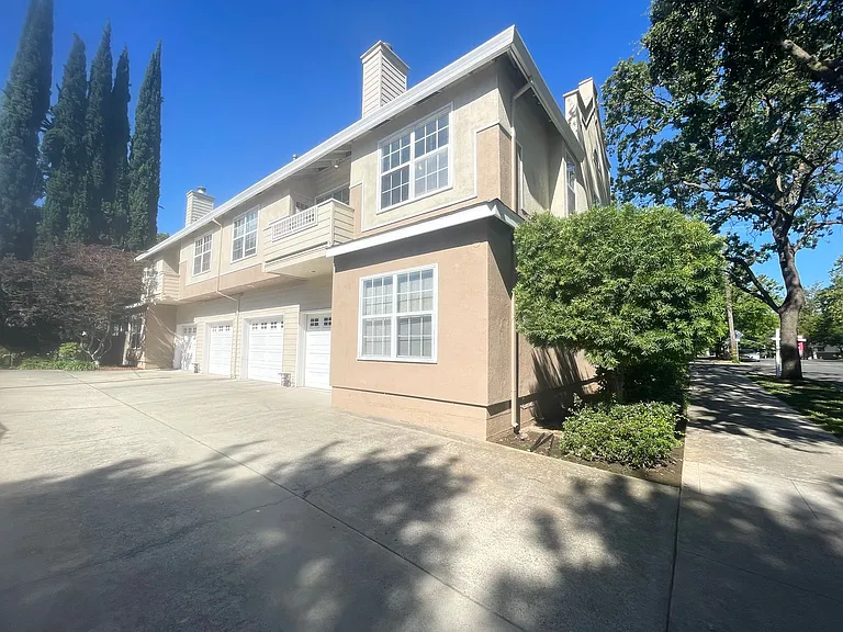 2 Bedroom, 2 Bathroom Townhouse with Attached Garage and Washer/Dryer Hookups! — Photo 20