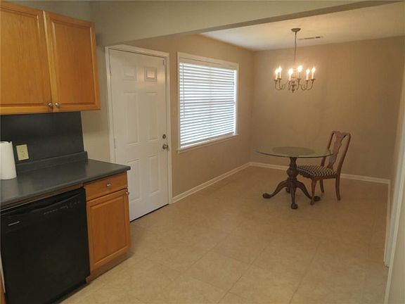 5th image of 841 Fairfield Ave