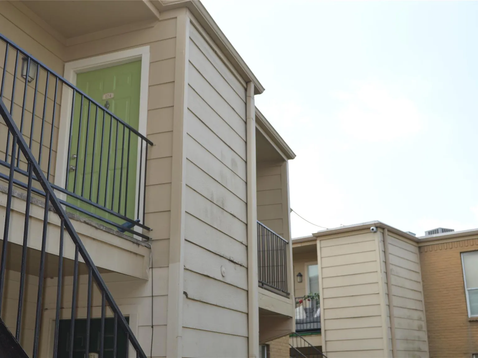 2 bed, 2.0 bath, 937 sqft, $1,300 — Photo 2