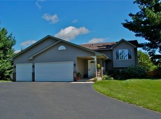 11070 Shoreline Ct, Chisago City, MN 55013