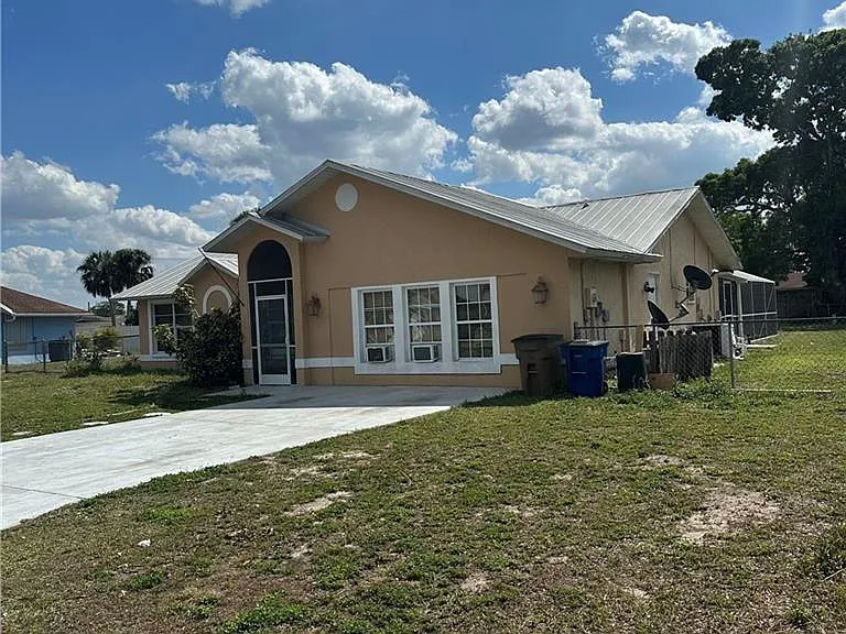 706 Arianne Ct — Photo 2