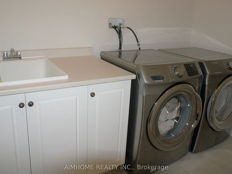 39 Scrivener Dr — Photo 14