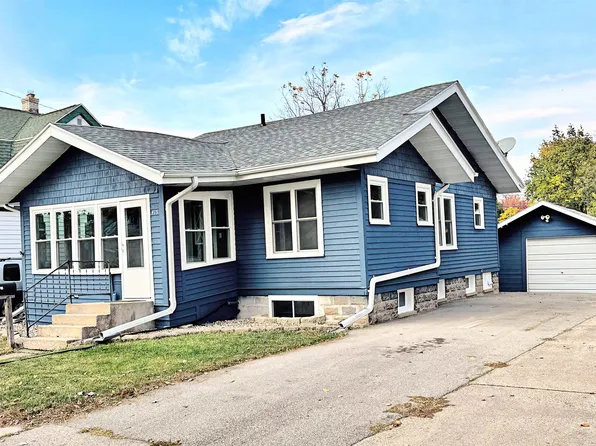 415 W Cook St, New London, WI 54961