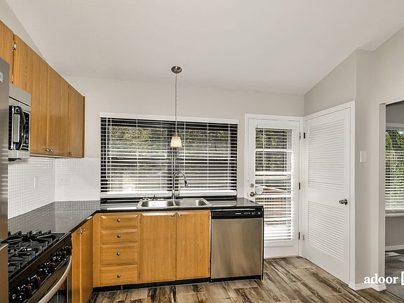 3rd image of 5226 Trailview Dr
