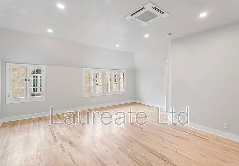 1058 N Pearl St #4 — Photo 2