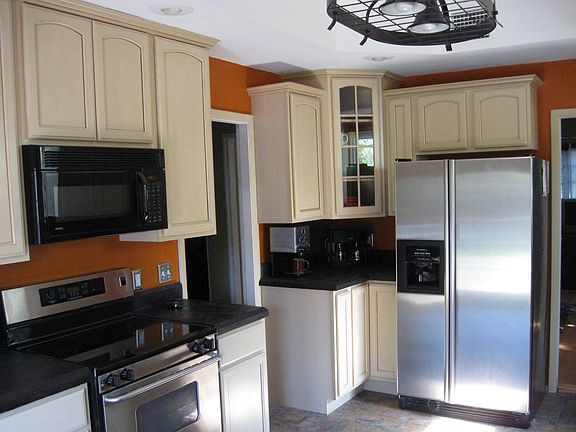 4th image of 615 Lytle St