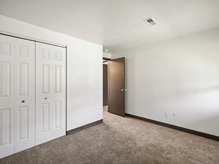 Landmark Apartments — Photo 21