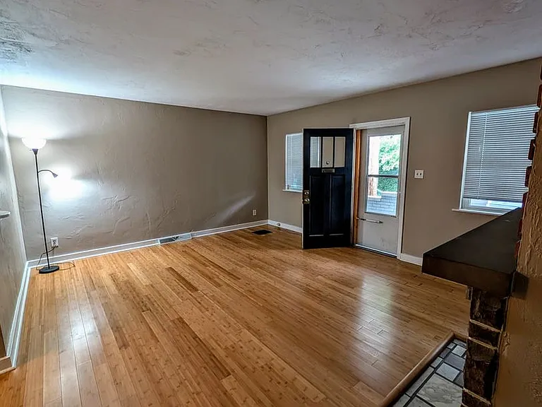 229 W Sycamore St — Photo 3