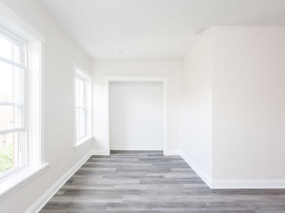 5th image of 1923 W Montrose Ave #3E