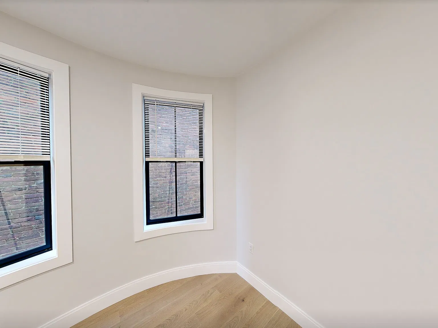 6 bed, 1500 sqft, $5,995 — Photo 2