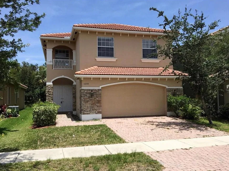 1038 NW Leonardo Cir #1038