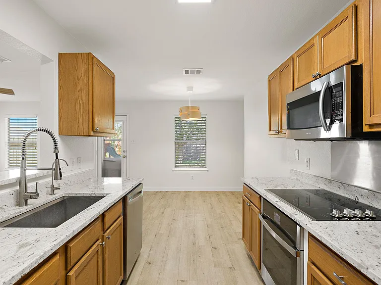 218 Altamont St — Photo 3