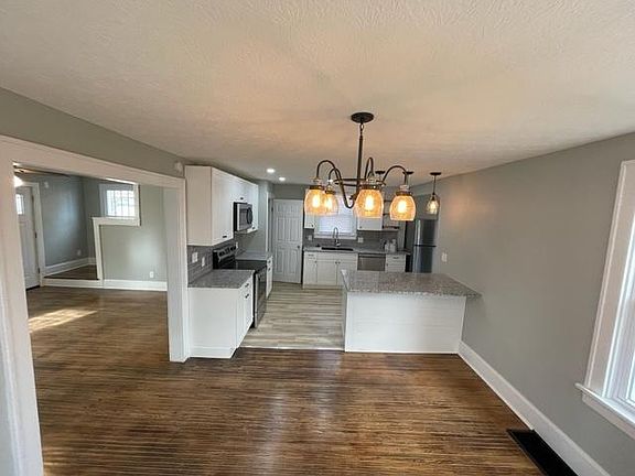 4th image of 132 N Oakley Ave