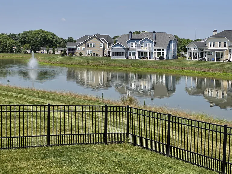 Purple Martin Cir — Photo 60