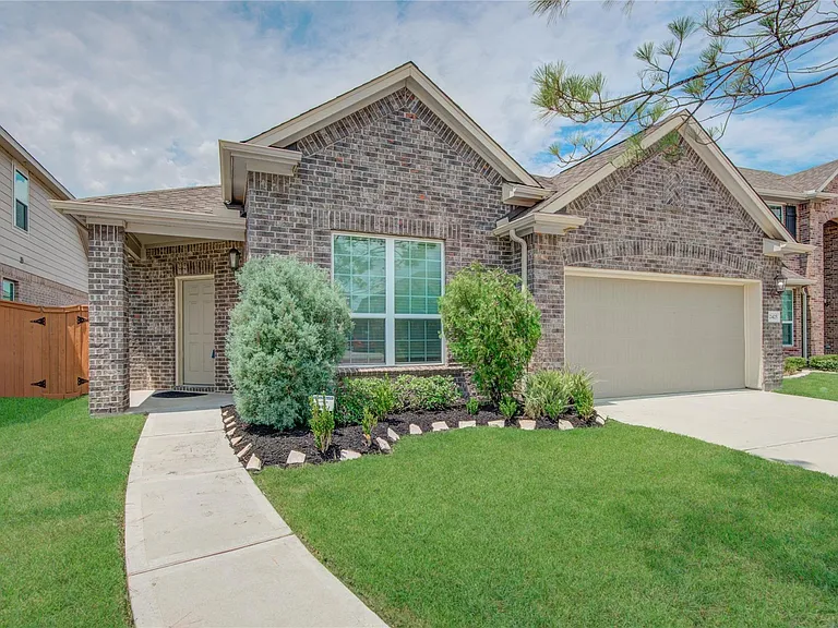 2425 Temple Crag Dr — Photo 2