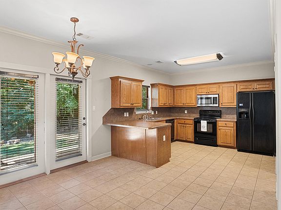 3rd image of 3013 Greenbrier Dr