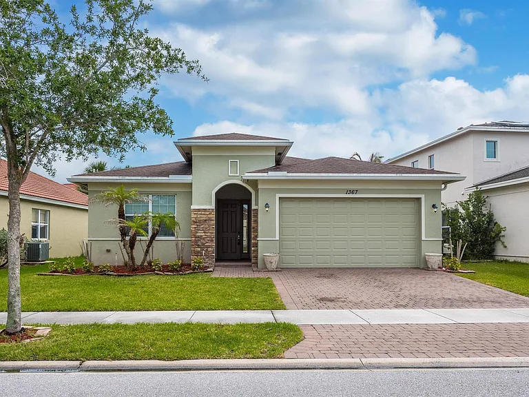 1367 NW Leonardo Cir — Photo 3