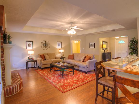 2nd image of 5814 Oak Hollow Pl