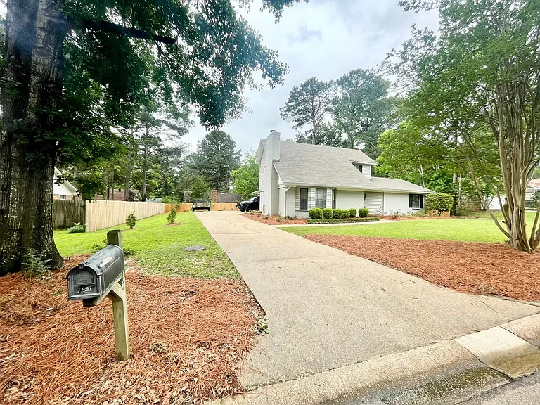 453 Pine Ridge Dr — Photo 1