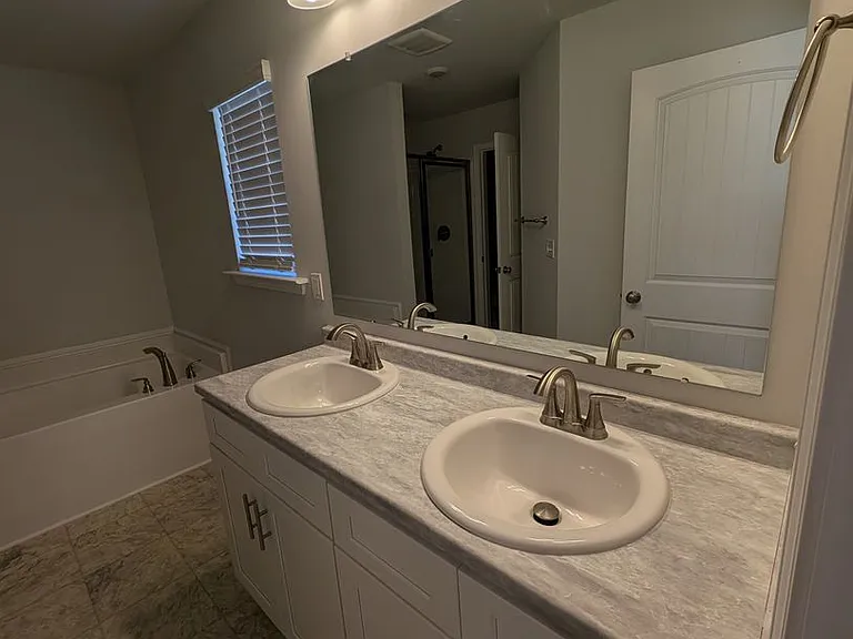 244 Abercorn Dr — Photo 2
