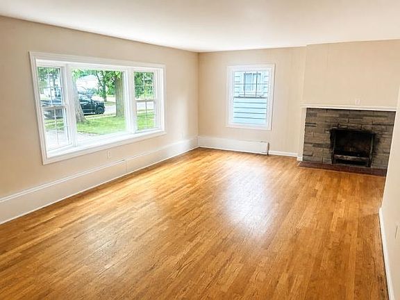2nd image of 901 Cotter St