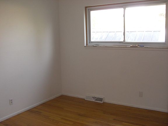 4th image of 27522 Bristol Dr