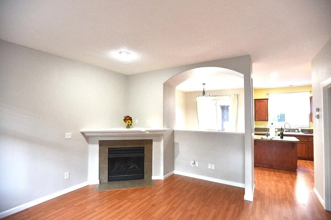 3 bed, 1311 sqft, $2,340 — Photo 3