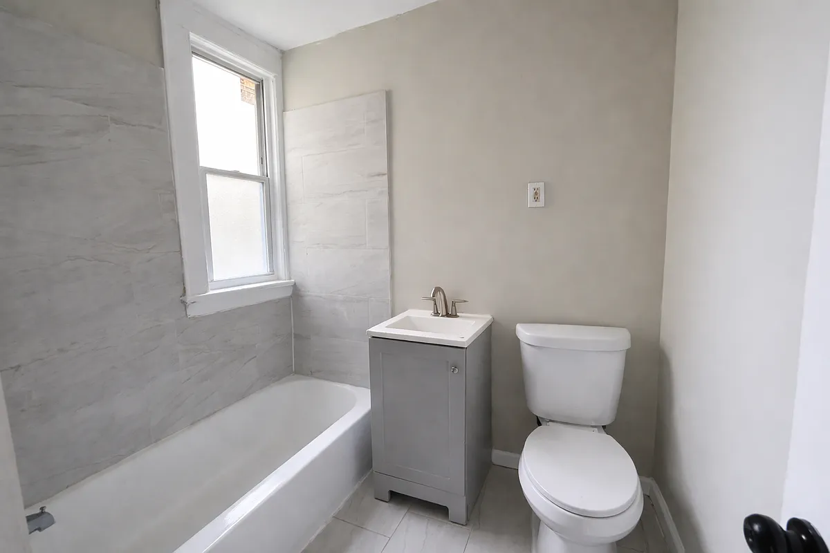 Building Photo - 307 W Runyon St #1