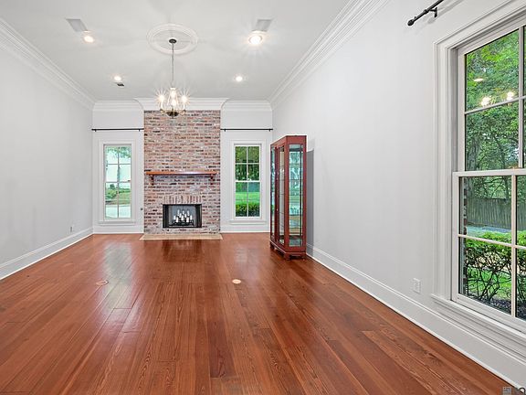 5th image of 903 Crown Way