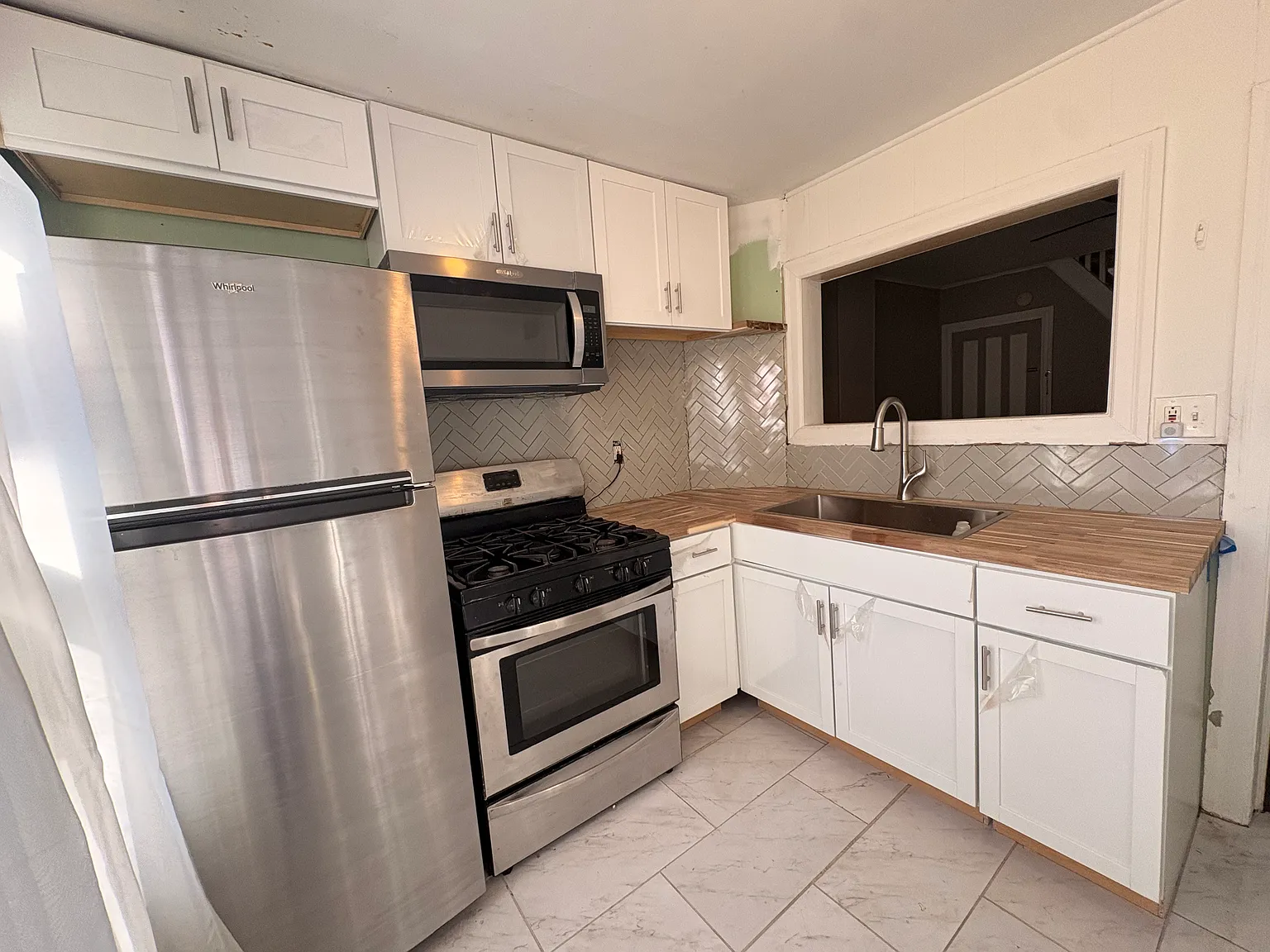 2 bed, 1000 sqft, $1,900 — Photo 2