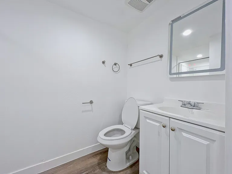 1368 W 35th St #8 — Photo 23