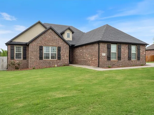 18556 Astor Dr, Fayetteville, AR 72704