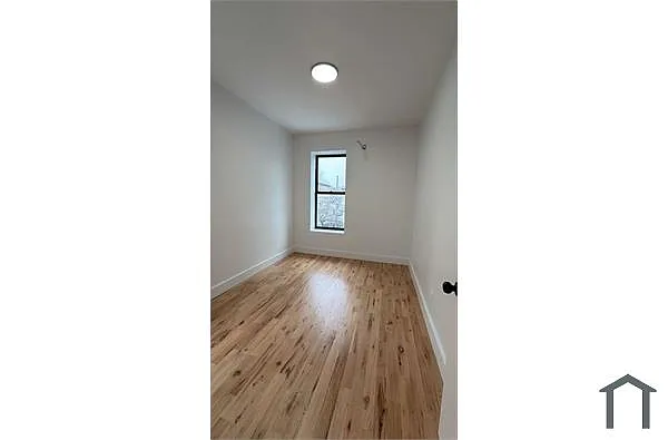 Building Photo - 1089 Dumont Ave #3C