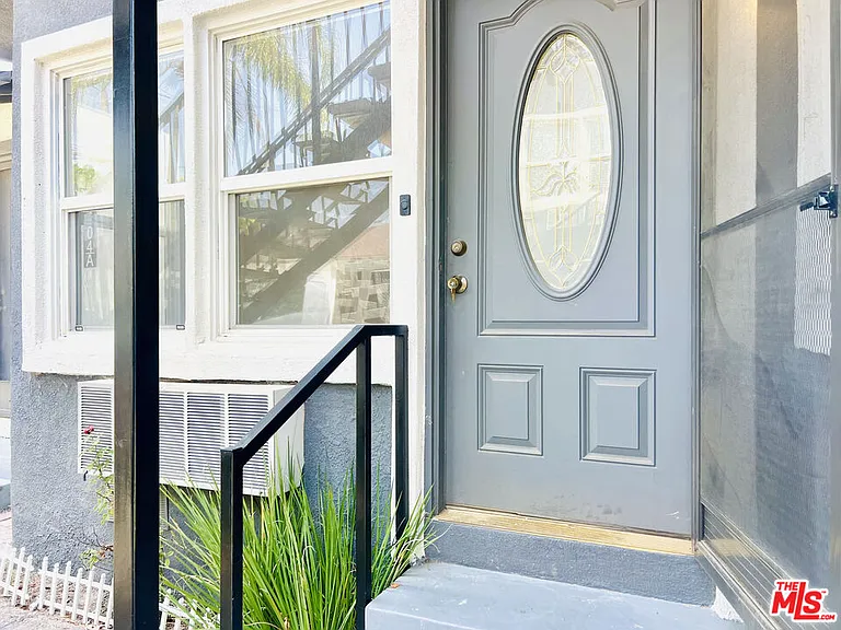 604 E Chevy Chase Dr #B — Photo 3