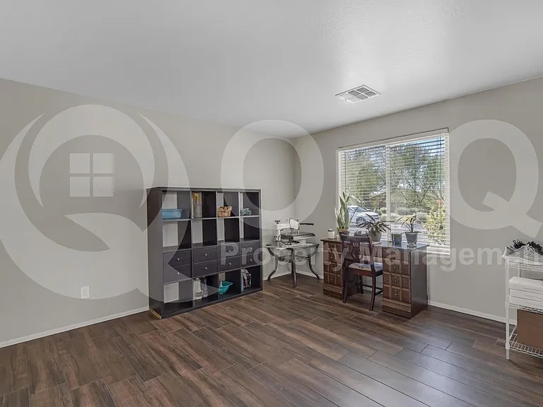 2561 N Hawthorn Dr — Photo 37
