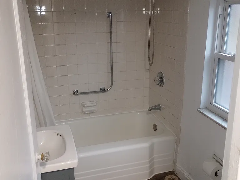428 Connor St — Photo 5