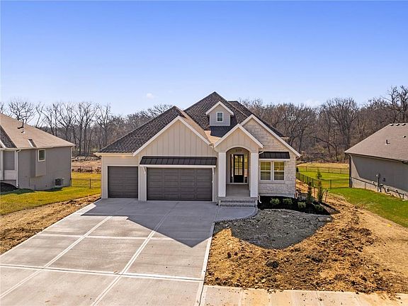 4th image of 6119 Lewis Dr