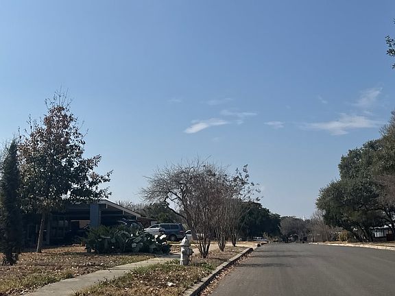 4th image of 238 Pinewood Ln