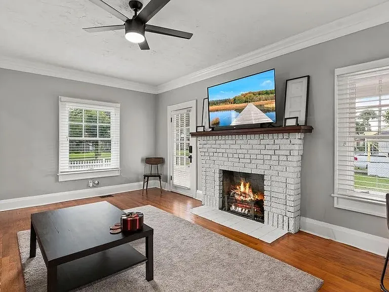 1420 Asher Ln — Photo 3