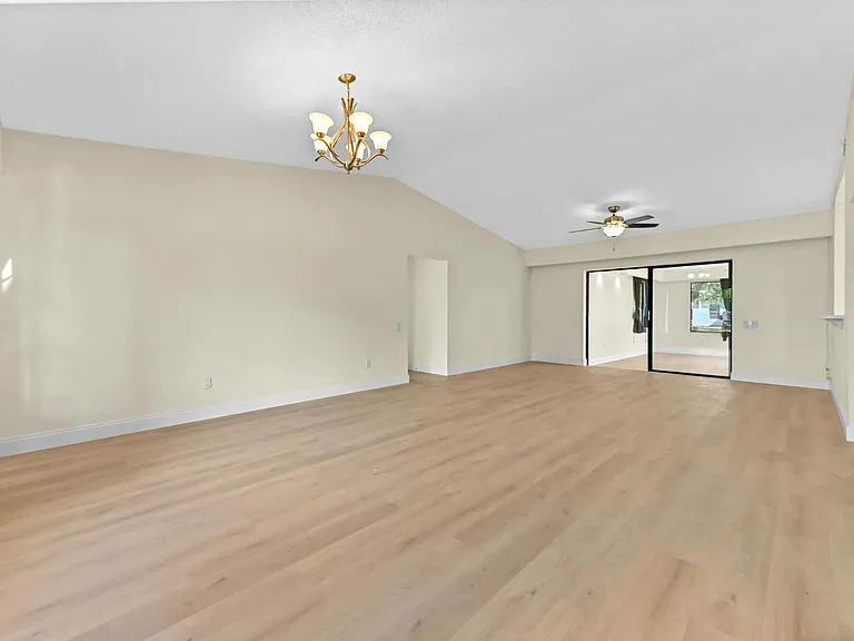571 SE Anchor Ln — Photo 3