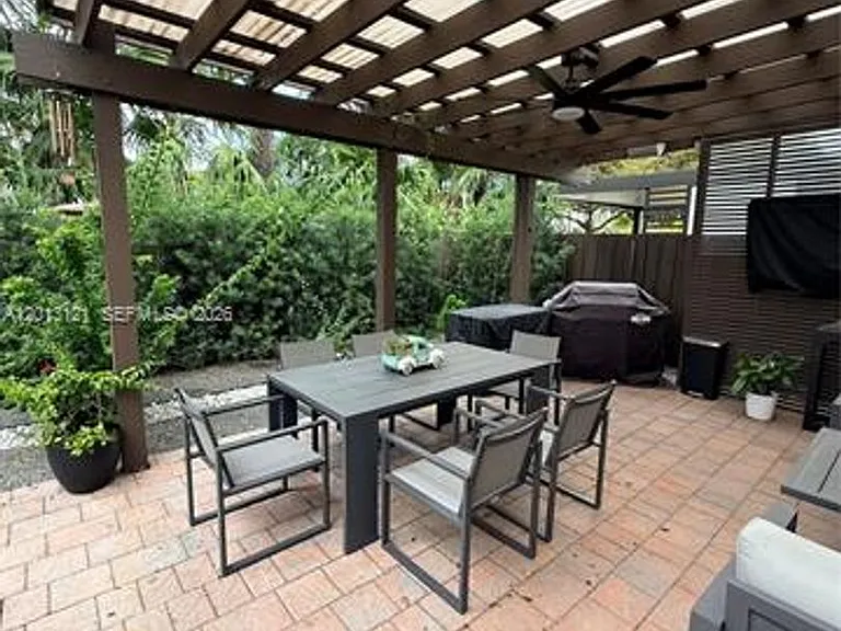 8640 NW 101st Pl — Photo 32